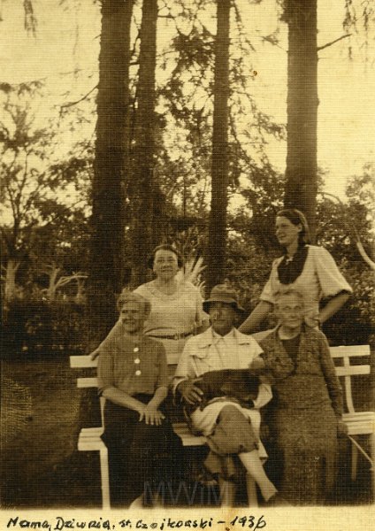 KKE 4961.jpg - Fot. Rodzina Strumiłło. W lesie. Od lewej: Bronisława Strumiłło (z domu Pilecka) – mama Jadwigi Rapackiej (z domu Strumiłło), Jadwiga Strumiłło, Stanisław Czajkowski, Miratycze, 2 VII 1936 r.